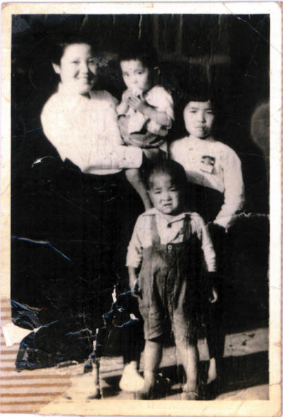 고모, 남동생들과 함께 찍은 사진(우측 여자아이가 황금녀 할머니다)