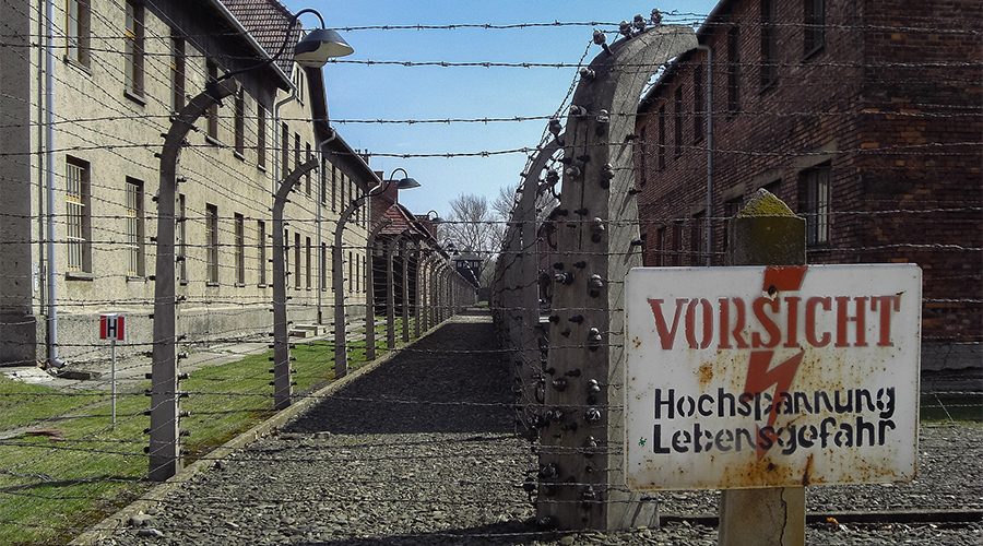 나치 시대 유대인 대학살이 진행된 대표적인 공간인 아우슈비츠 수용소 (이미지 출처: 위키백과)