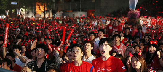 광장에서 월드컵 응원 중인 붉은악마들