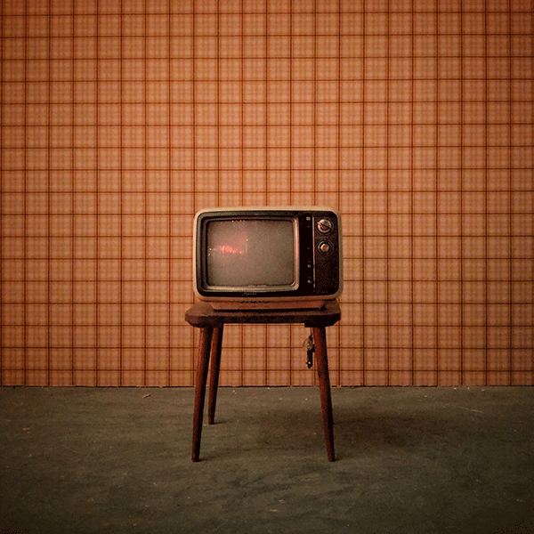 낡은의자 위에 놓인 빈티지 TV