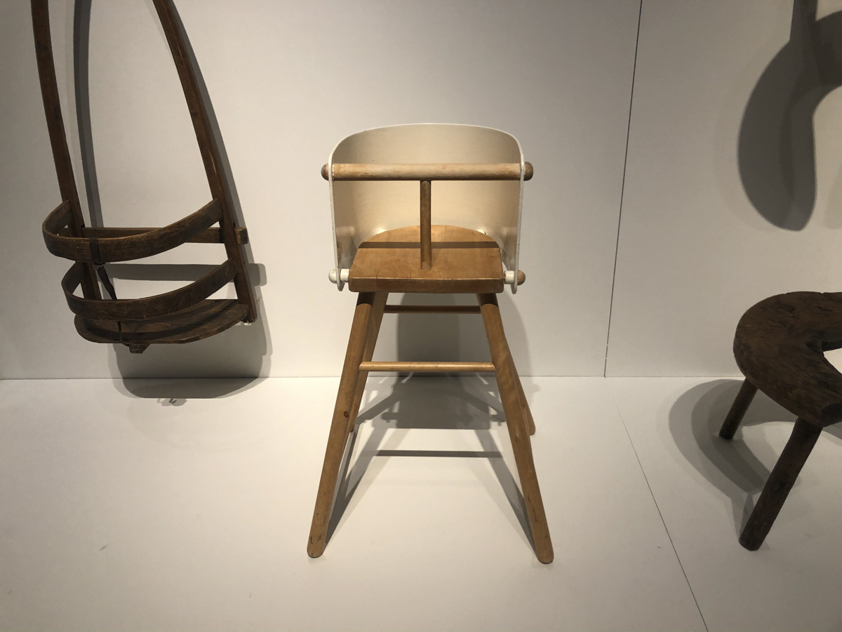 자작나무로 만든 유아용 식탁 의자(벤 아프 슐텐, 1965년 제작). 55년 전 제작된 제품이지만 간결한 디자인이 멋스럽다. 