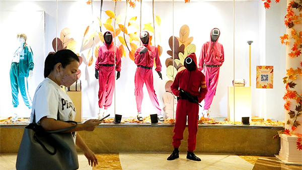 인도네시아 자카르타 쇼핑몰에 등장한 오징어 게임 복장 (이미지 출처: 로이터)