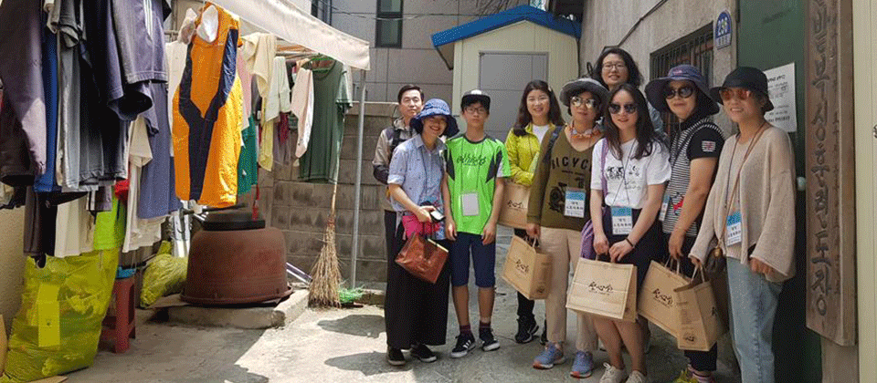 대전 스토리 투어에서 한밭 체육관을 방문하고 있는 시민들 