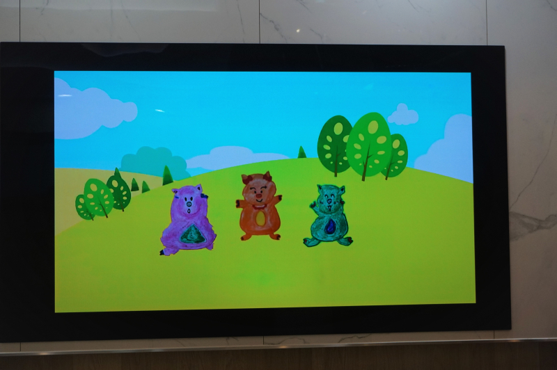 AR 기술을 이용해, 직접 그린 '아기돼지 삼형제'를 TV 속 애니메이션에 등장시킬 수도 있다.