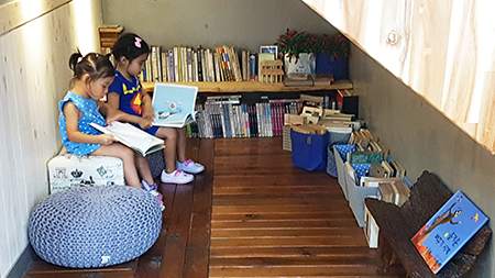 북타임 다락 공간에서 어린이들이 책을 읽고 있다2