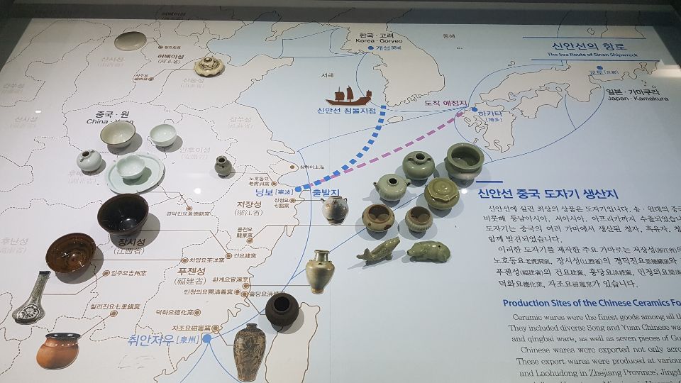 신안선 항로와 신안선에서 발견된 중국 도자기 생산지 / 문구 : 신안선 중국 도자기 생산지, 신안선의 항로 