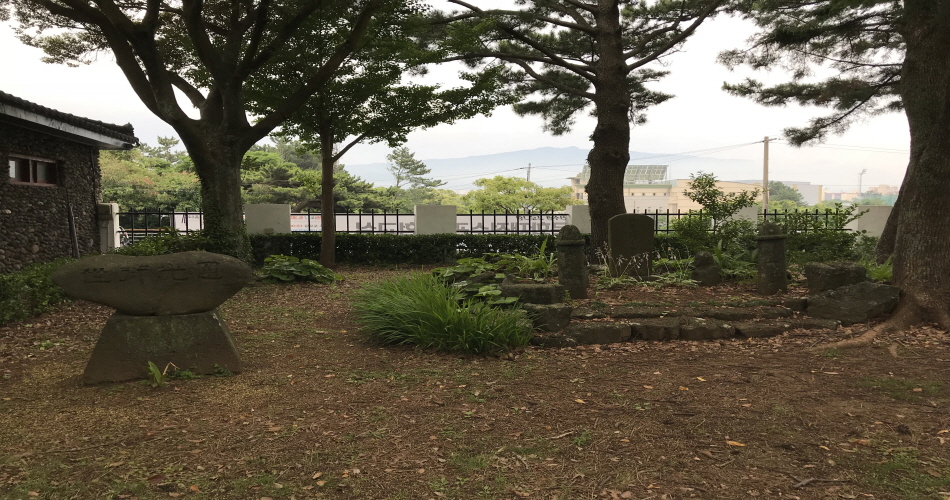 사라봉 공원 모충사 내에 있는 김만덕 묘지 ⓒ 양혜영