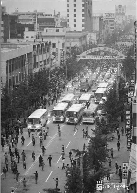 <그림-1> 5·18 광주 민주화운동 당시 금남로에서 전개된 차량시위 행렬(출처:국사편찬위원회 우리역사넷)
