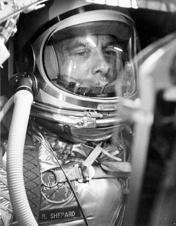  한편 미국은 1958년부터 유인 우주선 계획인 머큐리 계획을 계속 추진했고, 그 결과로 1961년 1월 31일에 침팬지를 태운 머큐리-레드스톤 2호의 발사에 성공했다. 1961년 5월 5일 미국 해군 중령인 앨런 셰퍼드(Alan Shepard)가 머큐리-레드스톤 3호 로켓에 탑재된 프리덤7 우주선을 타고 탄도 비행에 성공하며 미국 최초의 우주 비행사가 되었다. 유인 우주 비행에 성공한 후 미국 대통령인 존 F. 케네디는 1961년 5월 25일 국회에서 그 유명한 “1960년대 안에 인간을 달에 보내겠다”는 연설을 통해 달 여행 계획 즉 아폴로 계획을 준비하고 있다는 것을 공식적으로 언급했다. 이후 1965년 제미니 6호, 7호 랑데부, 1966년 제미니 8호와 무인 인공위성 아지에너 도킹을 성공시키며 소련과의 격차를 줄이는 데 성공한다. 이를 바탕으로 인류 최초 달 착륙을 위한 아폴로 계획을 시작하게 되었다.    발사 전의 앨런 세퍼드 ( Credits: NASA )