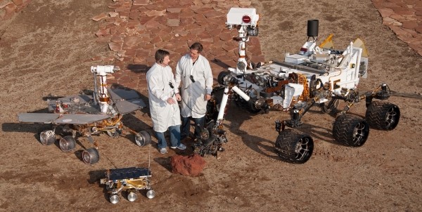 NASA의 화성 탐사 로버. 왼쪽부터 오퍼튜니티/스피릿, 소저너 그리고 큐리오시티 