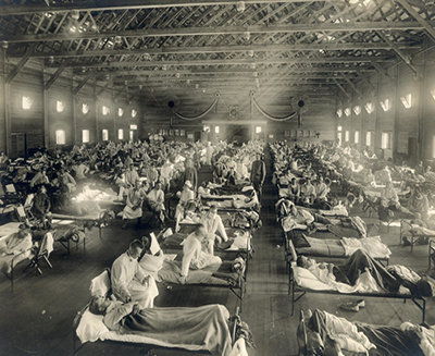 미국 캔자스주 군 병원 병상에서 스페인 독감을 앓고 있는 군인들과 의료진들. (이미지 출처: 위키미디어) 