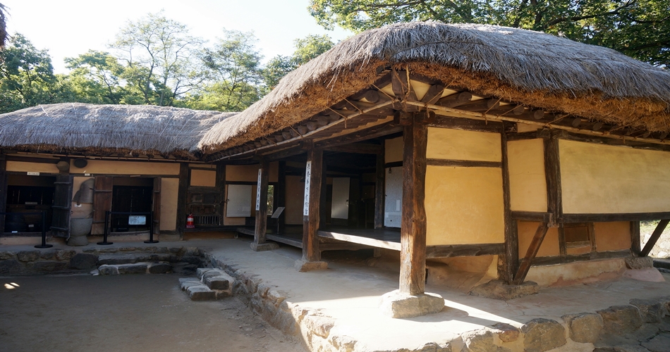 황토로 집을 지은 전통 초가집