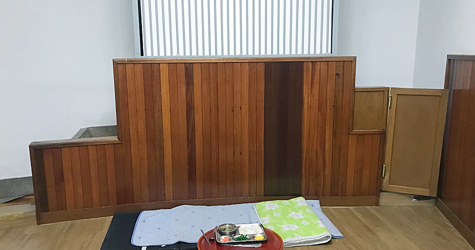 유치장 체험관,  유치장에 수감자에게 제공되는 담요 및 식사 모형