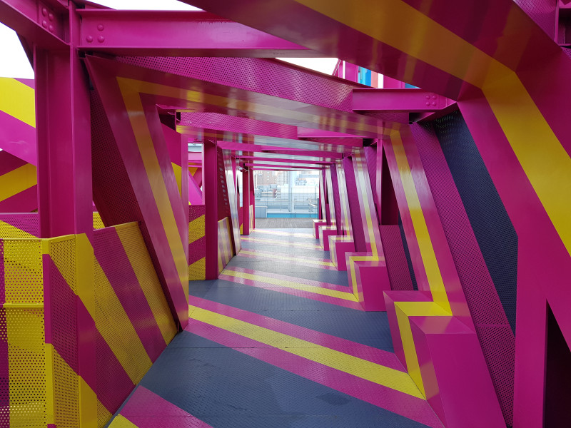 광주영상복합문화관 1층부터 건물 옥상에 이르기까지 분홍색 계단과 통로가 설치되어 있다. 