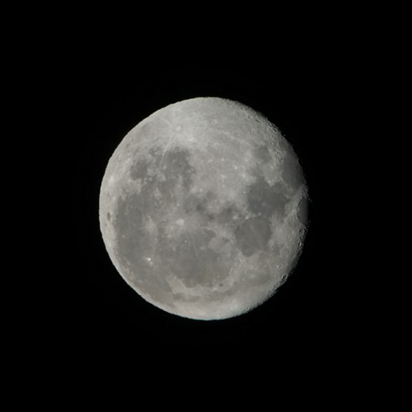 확대된 달의 모습 