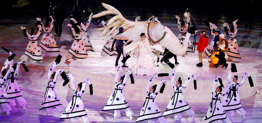  평창 동계올림픽 개막식에서 무용수들이 춤을 추는 장면