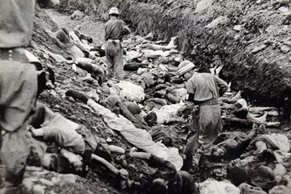 1950년 한국전쟁 중 일어난 보도연맹 사건의 현장 사진 (이미지 출처: 위키백과)