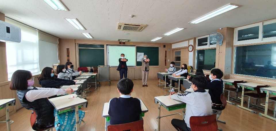 찾아가는 인생나눔교실 충청권 멘토링 활동2 학생들이 수업을 듣고 있는 사진