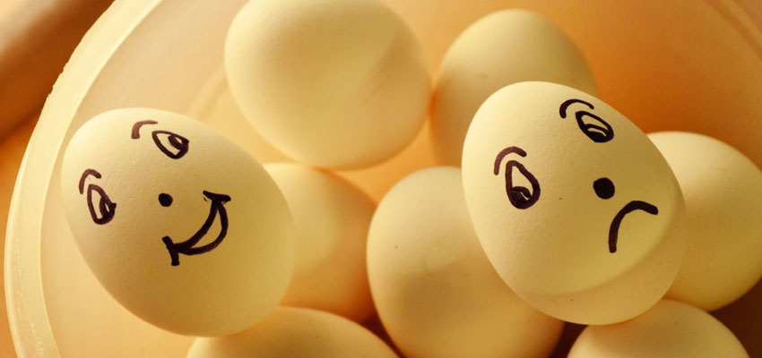 웃는모습 , 슬픈모습이 그려진 계란
