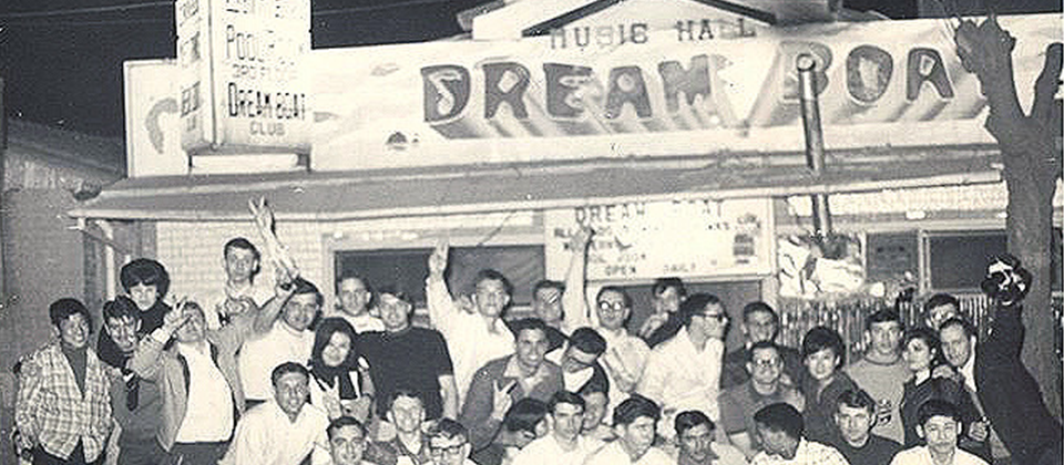 1969년 당시 미군전용클럽 드림보트클럽 앞에서 찍은 미군들의 단체사진