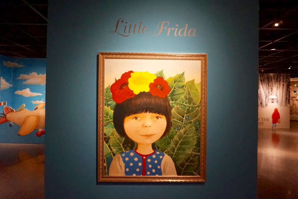 나의 프리다 작품. 소녀가 꽃관을 쓰고 미소를 짓는다.  