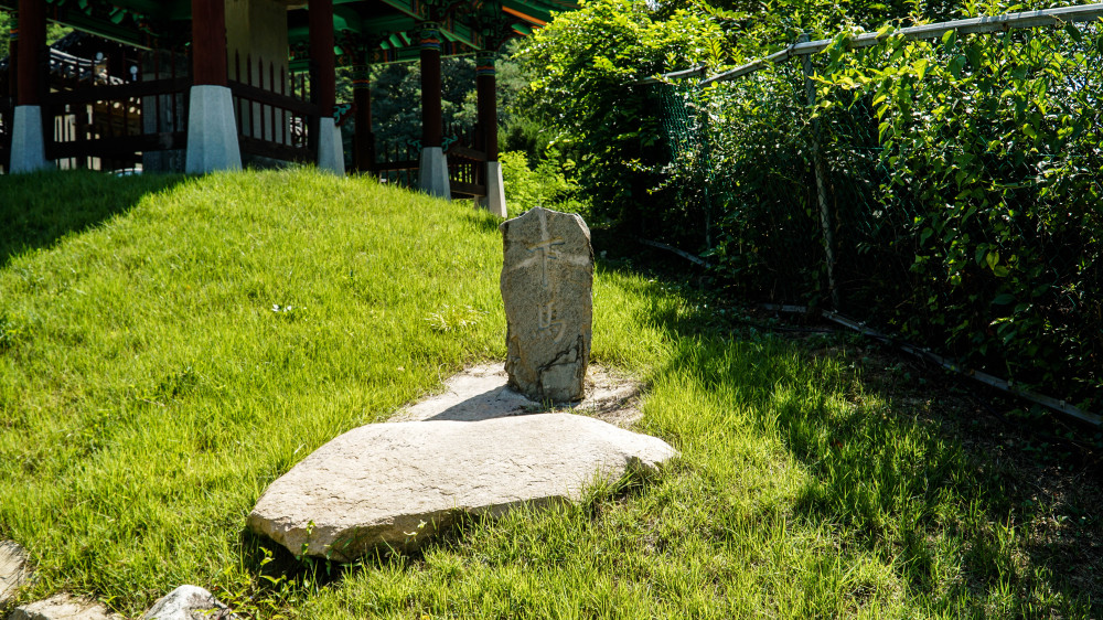 김익희 선생 묘. 푸르른 잔디 위로 묘비가 서 있다.