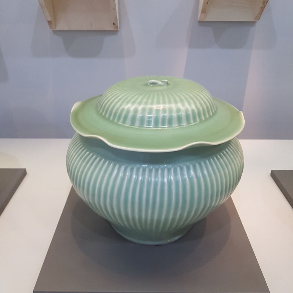 신안선에서 발견된 옥색 항아리 