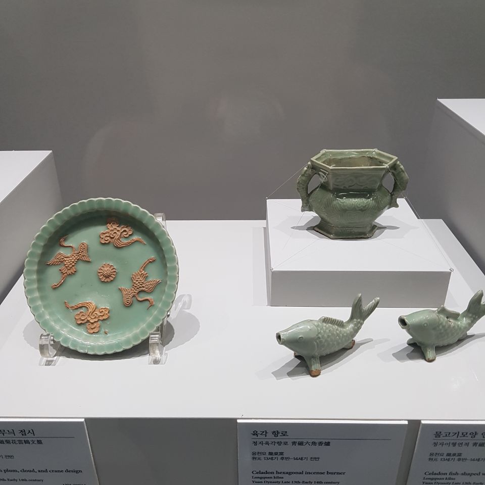 국화 학 구름무늬 접시, 육각향로, 물고기모양 연적