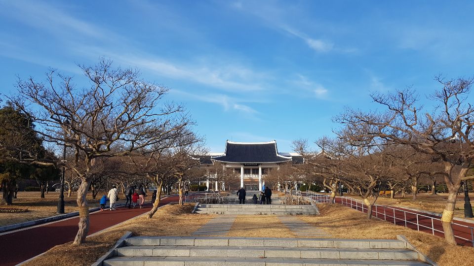 박물관 정원 연못에서 주말을 보내는 시민들