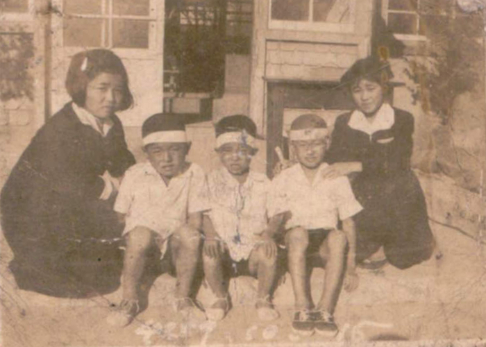 황금녀 시인 어린시절 동생들과 찍은 사진1