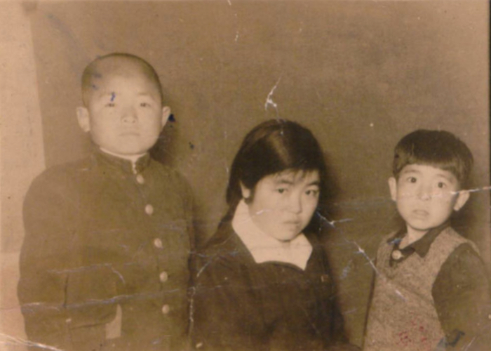 황금녀 시인 어린시절 동생들과 찍은 사진2