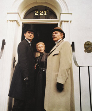 제러미 브렛 분 <셜록 홈즈> TV 시리즈(1984-1994년 방영)중  베이커 스트리트 221B 번지 앞에 선 홈즈, 허드슨 부인, 왓슨.