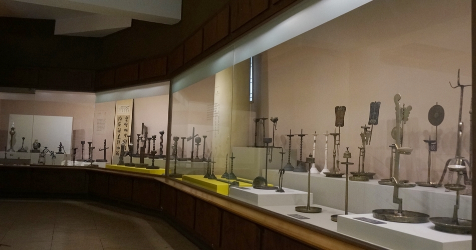 한국등잔박물관에 전시된 각종 등잔과 촛대