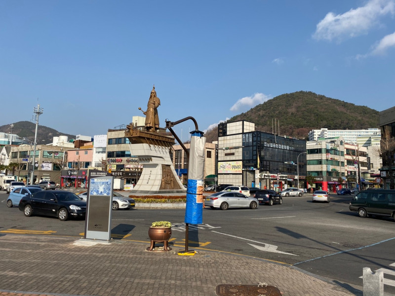 이순신 광장에서 바라본 이순신 동상. 바다 쪽을 바라보면서 필승을 다짐하는 장군의 기세가 느껴진다. 