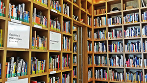 여행전문도서관  현대카드트래블라이브러리 내부전경. 수많은 여행 관련 서적들이 전시되어 있다.
