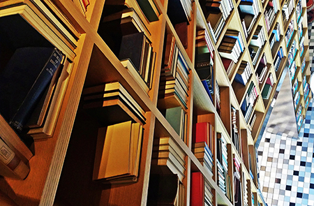층별로 사람들이 편하게 사용할 수 있도록 공간이 꾸며져 있는 여행전문도서관 현대카드트래블라이브러리