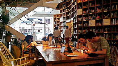 여행전문도서관 현대카드트래블라이브러리에서 방문객들이 책을 읽고 있다.