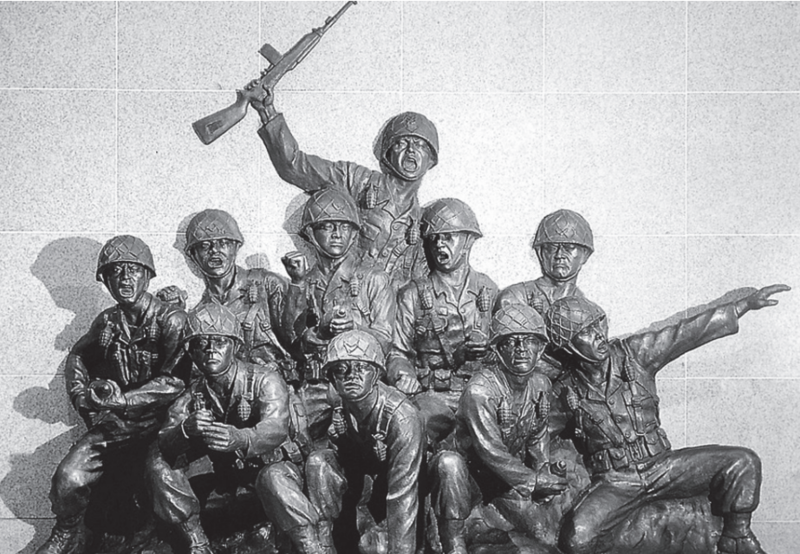 전쟁기념관 설치 육탄 10용사 부조상 (이미지 출처: 고한빈, 호국인물총서 '6.25전쟁 개전의 순간', 전쟁기념관, 2021)