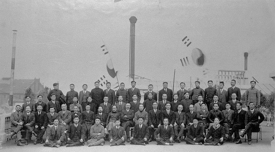 임시정부 창설 이듬해 1920년 1월 1일 대한민국 임시정부 신년축하식을 마치고. (이미지 출처: 위키백과)
