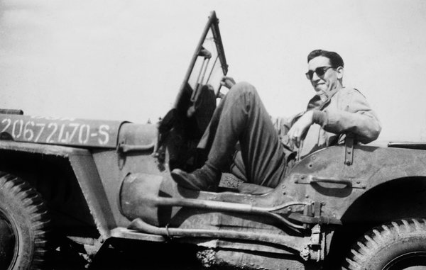 J. D. 샐린저는 1941년 12월, 미국이 제2차 세계 대전에 참전하자 통신 장교 학교와 테네시주 내슈빌의 항공 사관 후보생의 육상 훈련 학교에서도 근무하기도 했다.(이미지 출처: NY Times website)