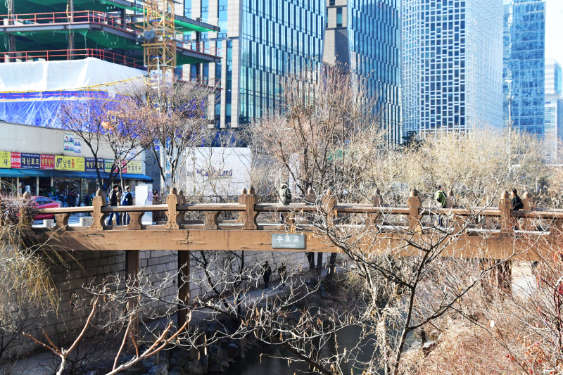 청계천에 세워진 수표교 모작