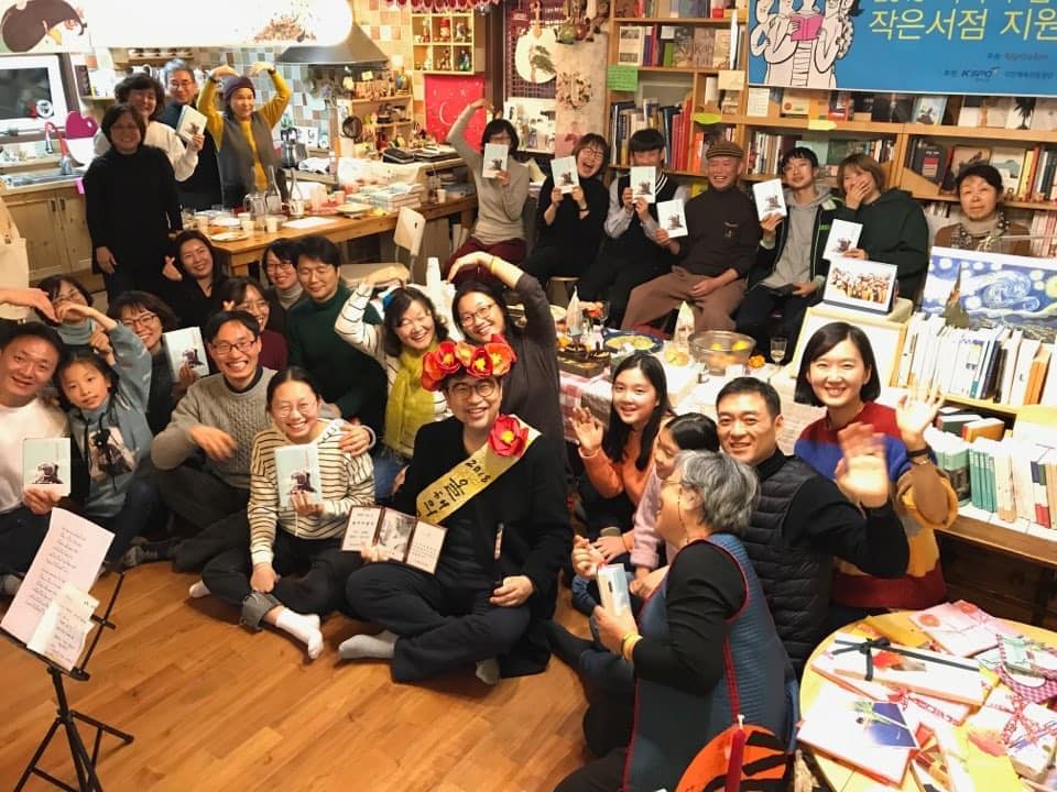 김탁환 작가와 독자들의 기념 촬영 사진. 다들 환하게 웃고 있다. 