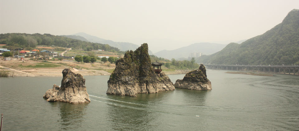 섬이 있는 물이라는 뜻의 ‘도담’과 남한강 가운데 세 개의 봉우리를 뜻하는 ‘삼 봉’의 의미를 지닌 ‘도담삼봉(嶋潭三峰)’