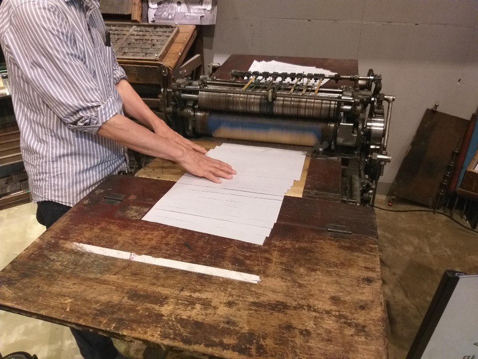 인쇄 기계 시범을 보이고 있는 전용태 관장 