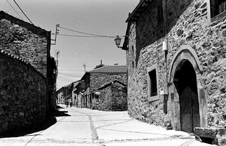 스페인 어느 작은 마을의 초입에 있는, 마을을 관통하는 길.