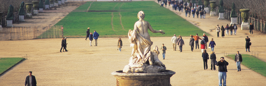 베르사유 궁전. 루이 14세 시절 절대 권력을 상징하던 공간이 18세기 프랑스 혁명 이후에는 텅빈 건물로 남아있다 궁전의 일부를 역사박물관 등으로 바꾸었다.