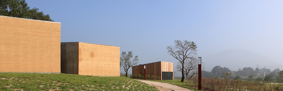 이응노의 집. 낮은 건물이 숲에 가려지는 형태로 은은하게 설계된 조성룡의 건축물. 2013년 한국건축문화대상 사회공공부문 대상을 받았다.