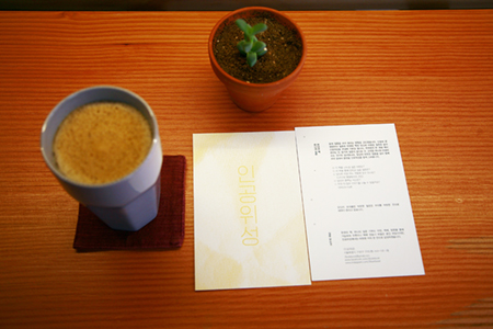 책 기부 시 제공되는 커피 한 잔 