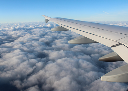 구름 위를 날고 있는 비행기에서 바라본 하늘
