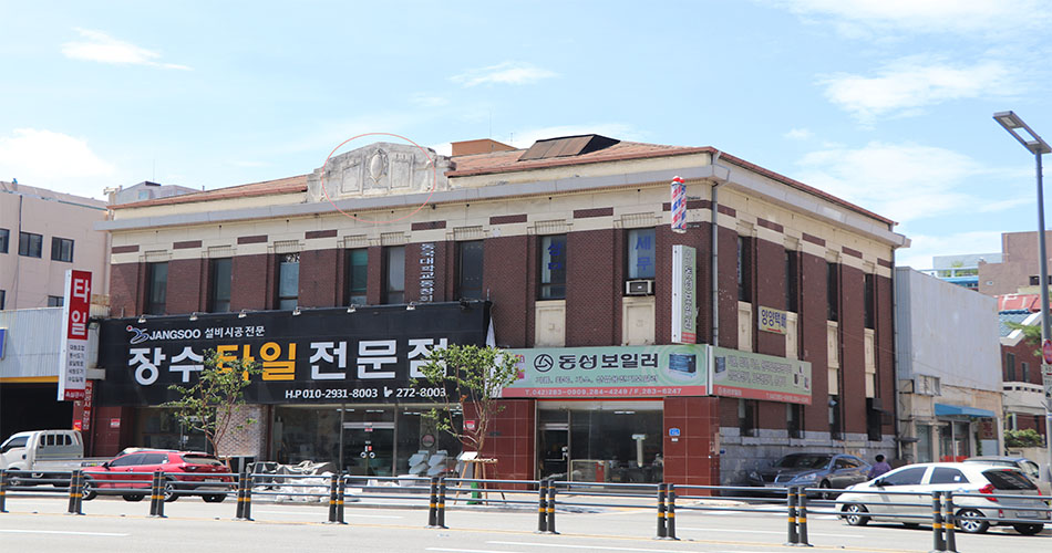 장수 타일전문점은 동양척식주식회사 대전지점의 옛 건물로 현재는 개인이 소유하고 있다. 빨간색 원이 지붕 중앙부에 태양문양 장식이다.